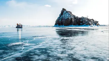 Buz tutan yüzeyleri kırıldı. Tur otobüsü dünyanın en yoğun gölüne düştü
