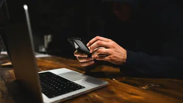 Beyaz Saray çalışanlarına uyarıyor iletiı. "Gizli malumatlerle iddia oynamayın"