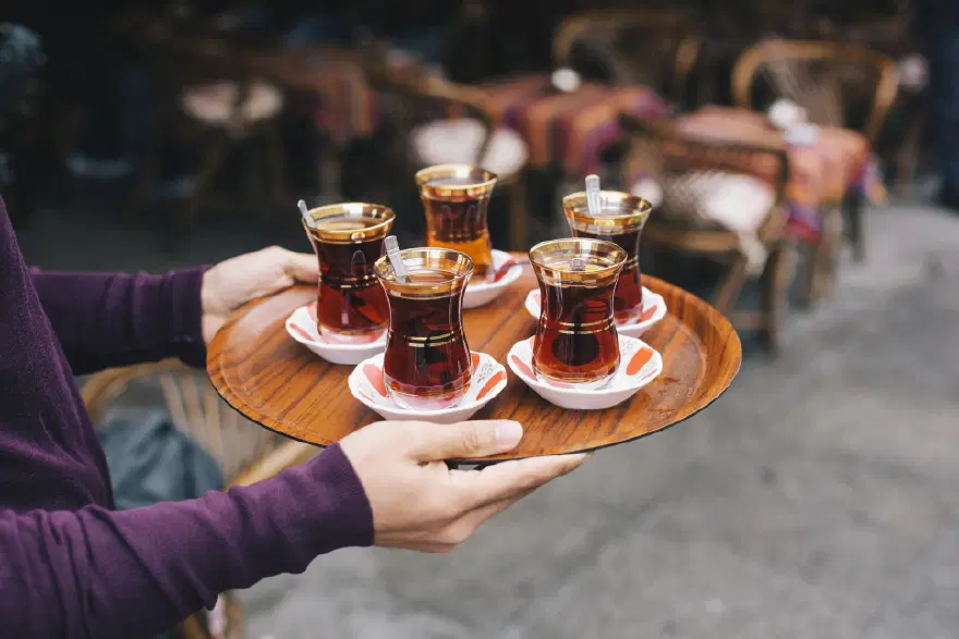 Patron kovdu, mahkeme geri gönderdi. Çay bardağı kavgasında işçiler için emsal karar 