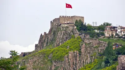 Birçok savaş gördü. Şehrin ortasında zamana direniyor