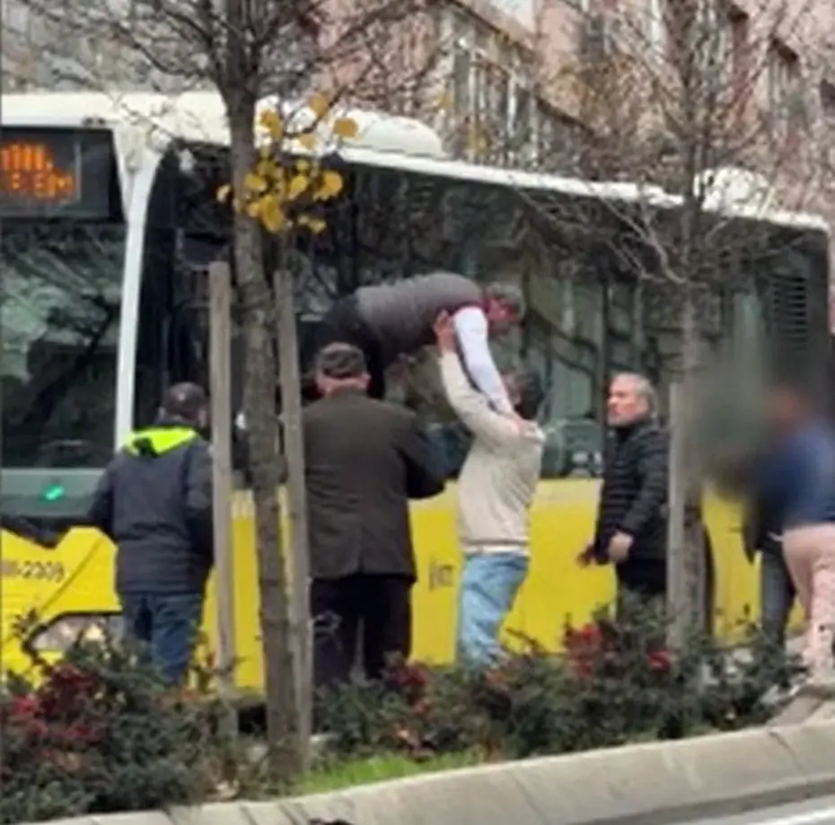İETT şoförü camdan fırlayıp kavgaya tutuştu