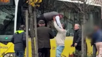 İETT şoförü camdan fırlayıp kavgaya tutuştu