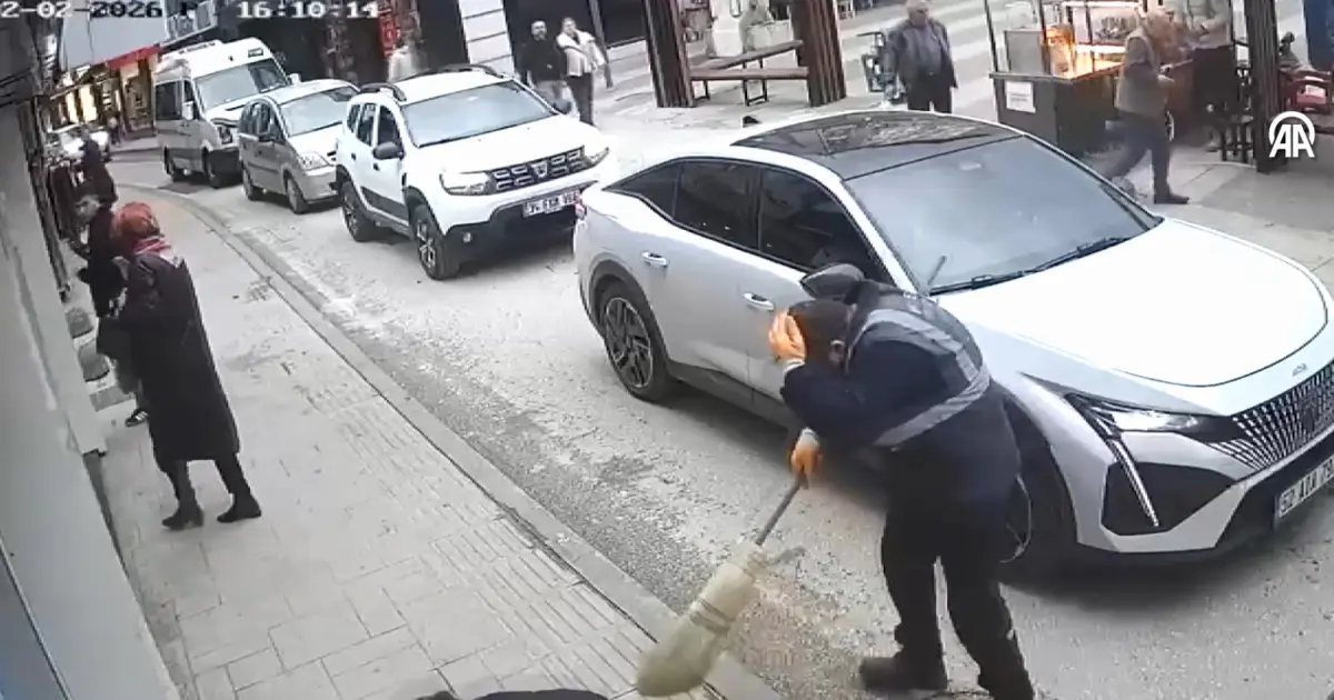 Temizlik işçisi ölümden döndü. Rüzgarda yerinden koptu, işçinin başına düştü