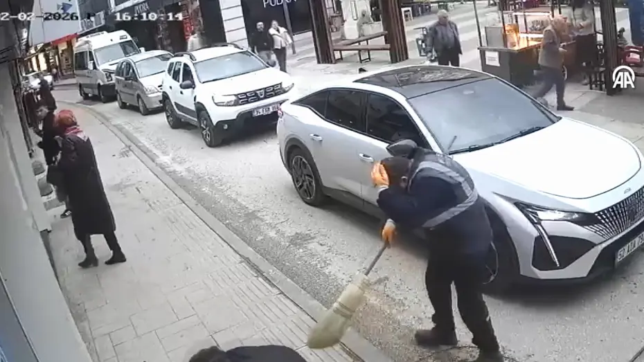 Temizlik işçisi ölümden döndü. Rüzgarda yerinden koptu, işçinin başına düştü