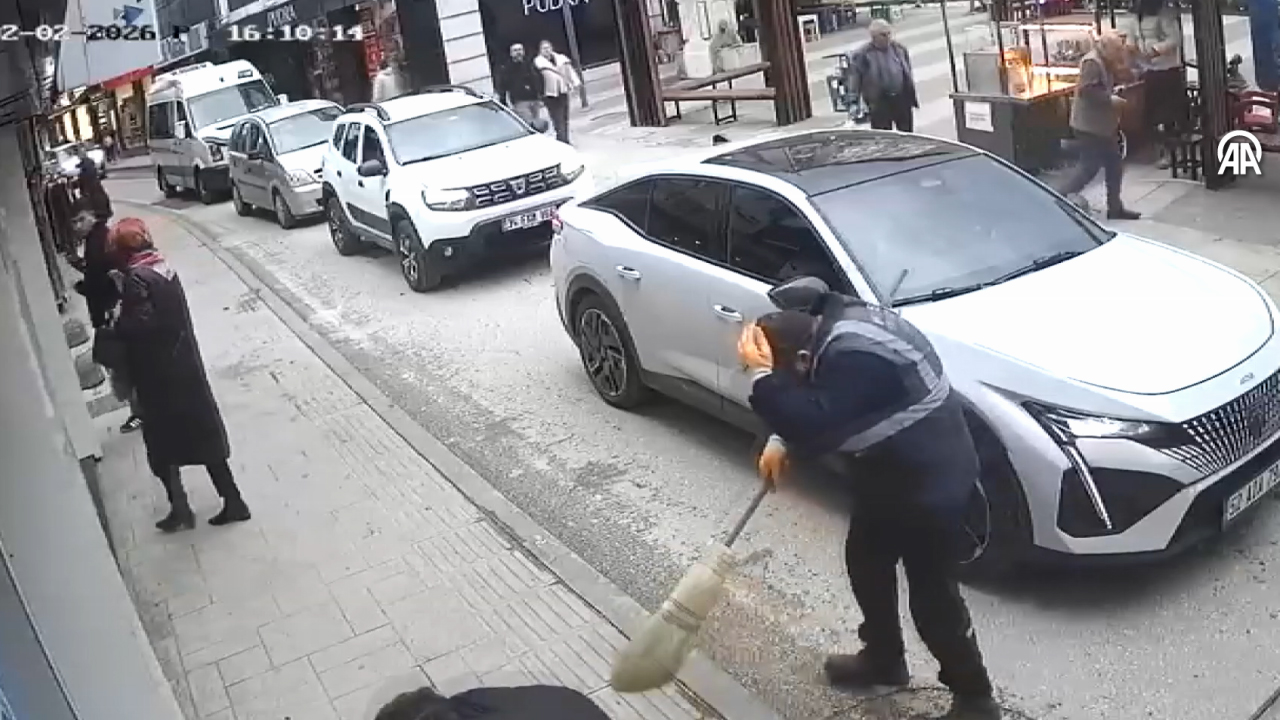 Temizlik işçisi ölümden döndü. Rüzgarda yerinden koptu, işçinin başına düştü