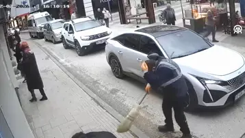 Temizlik işçisi ölümden döndü. Rüzgarda yerinden koptu, işçinin başına düştü