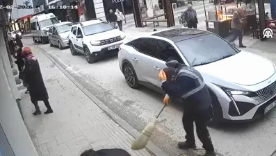 Temizlik işçisi ölümden döndü. Rüzgarda yerinden koptu, işçinin başına düştü