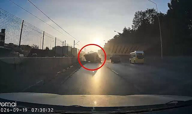 Bursa'da akılalmaz kaza: Kamyonetin çarptığı araç otomobilin üstüne devrildi