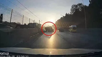 Bursa'da akılalmaz kaza: Kamyonetin çarptığı araç otomobilin üstüne devrildi