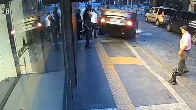 Feci kaza anı: Araçtan güçlükle çıktı