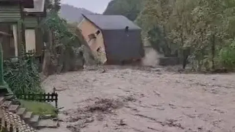 Sakarya'da sağanak; dere kenarındaki villa yıkıldı
