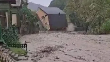 Sakarya'da sağanak; dere kenarındaki villa yıkıldı