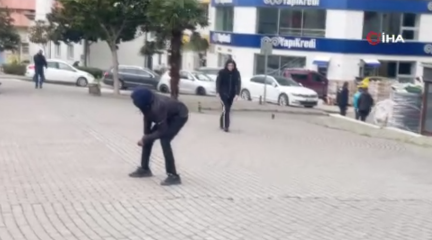 80 kilometrelik fırtına. Sokağa çıkan yürüyemedi, olduğu yerde durup bekledi 80 kilometrelik fırtına. Sokağa çıkan yürüyemedi, olduğu yerde durup bekledi