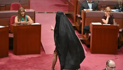 Avustralyalı senatöre "burka protestosu" nedeniyle men cezası