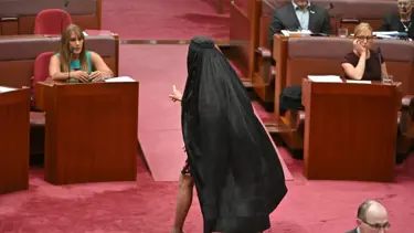Avustralyalı senatöre "burka protestosu" nedeniyle men cezası