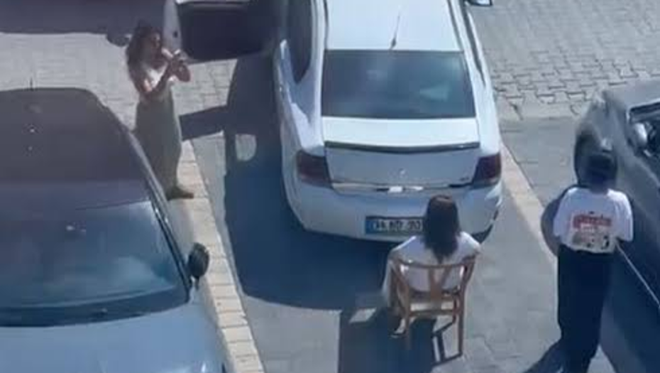 İlginç olay: Sandalye çekti, aracın park etmesine izin vermedi