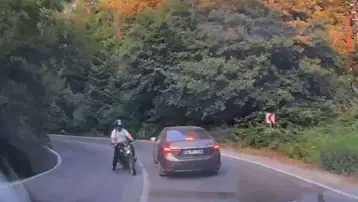 Motosikletin otomobile çarptığı kaza, araç içi kamerasında