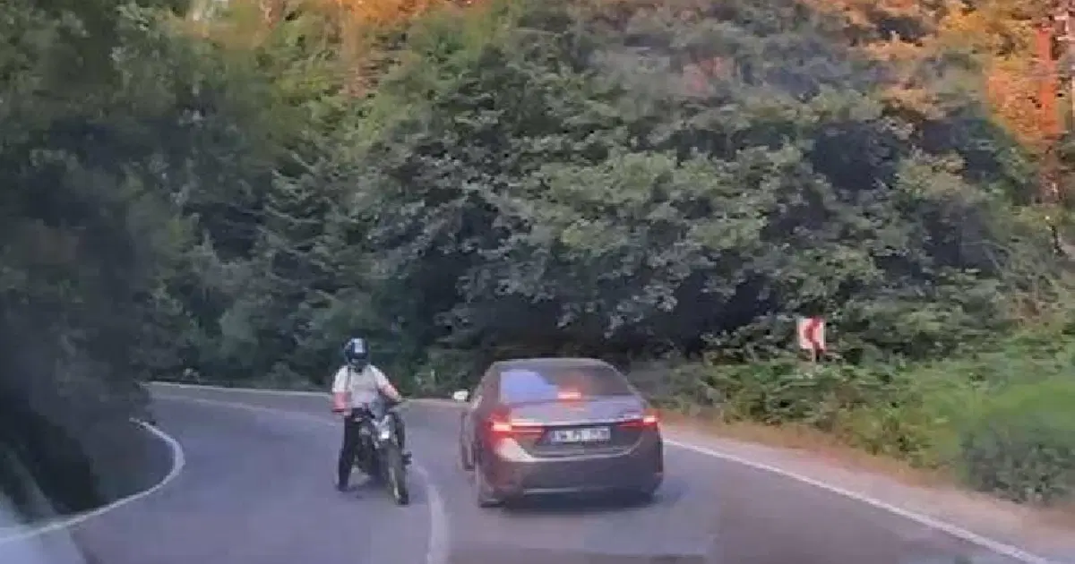 Motosikletin otomobile çarptığı kaza, araç içi kamerasında