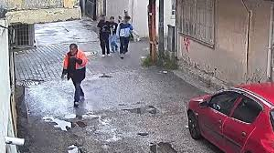 Adana'da vicdanları sızlatan olay: 52 yaşındaki adam çocuklar tarafından darbedildi