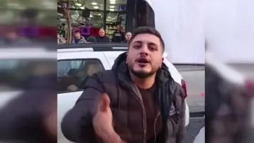 Trafikte yol verme kavgası. Hakaret etti, defalarca camı yumrukladı