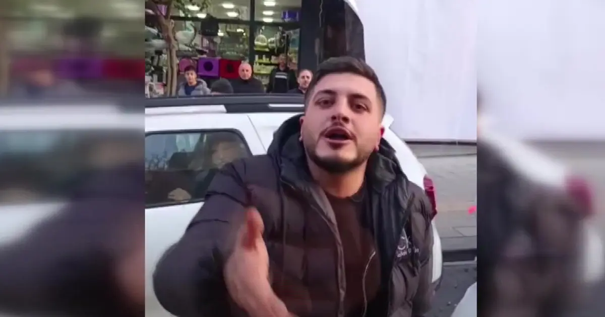 Trafikte yol verme kavgası. Hakaret etti, defalarca camı yumrukladı