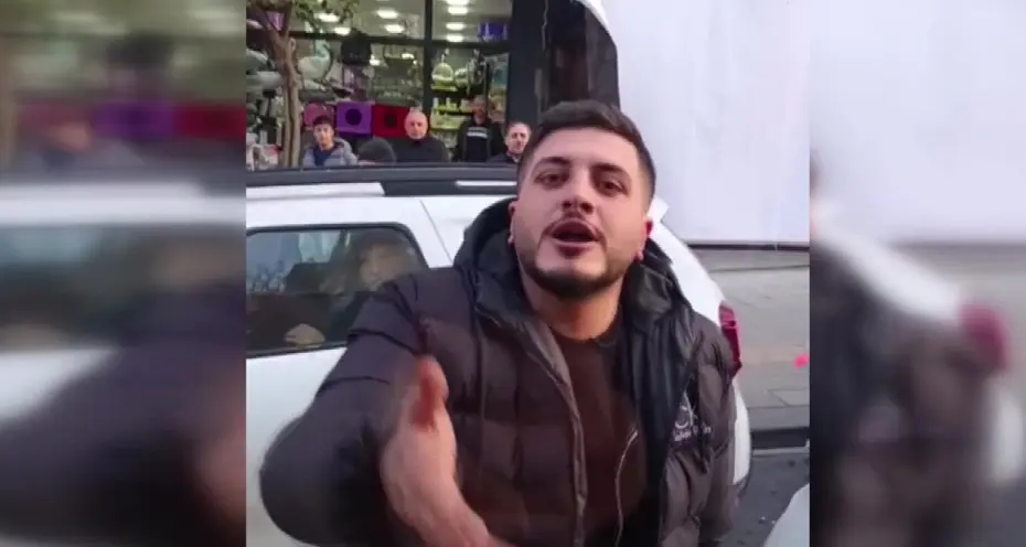 Trafikte yol verme kavgası. Hakaret etti, defalarca camı yumrukladı