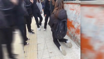 Önce dövdüler sonra diz çöktürüp özür dilettiler