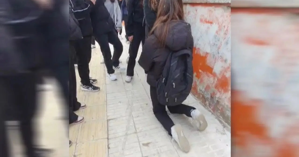 Önce dövdüler sonra diz çöktürüp özür dilettiler