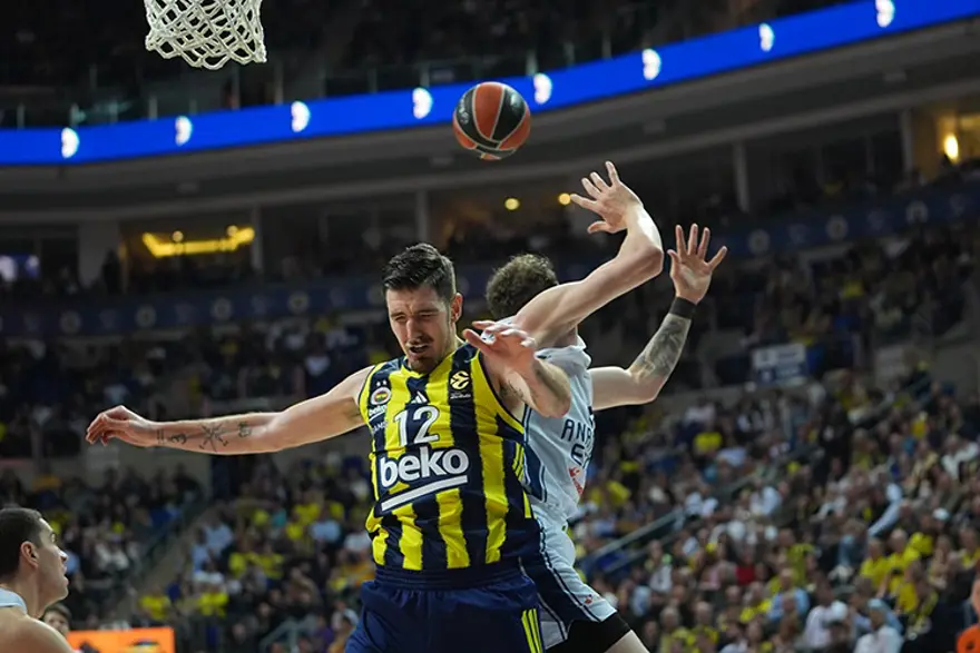 İL YARIDA OYNANAN MAÇI FENERBAHÇE KAZANMIŞTI 2