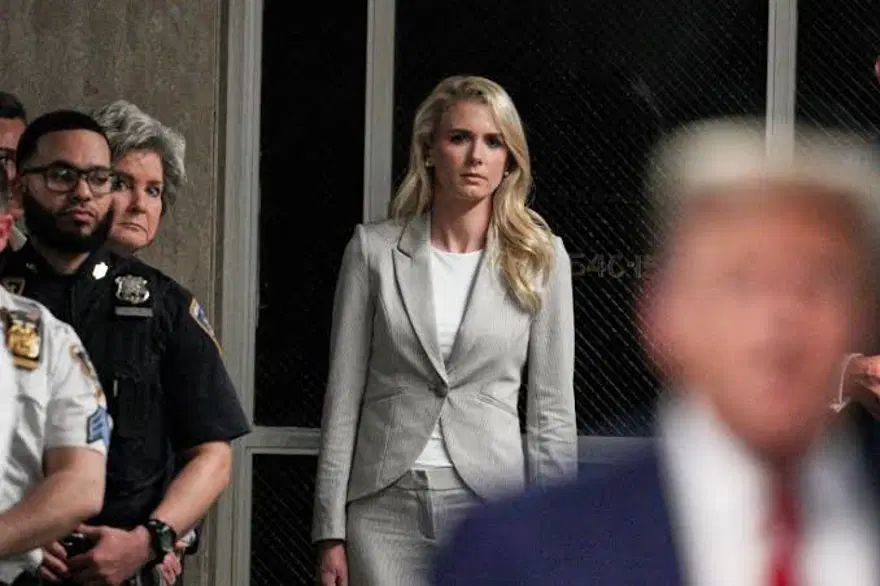 Yanından ayırmıyor. Donald Trump üç isme 45 bin dolar nakit hediye etti 2