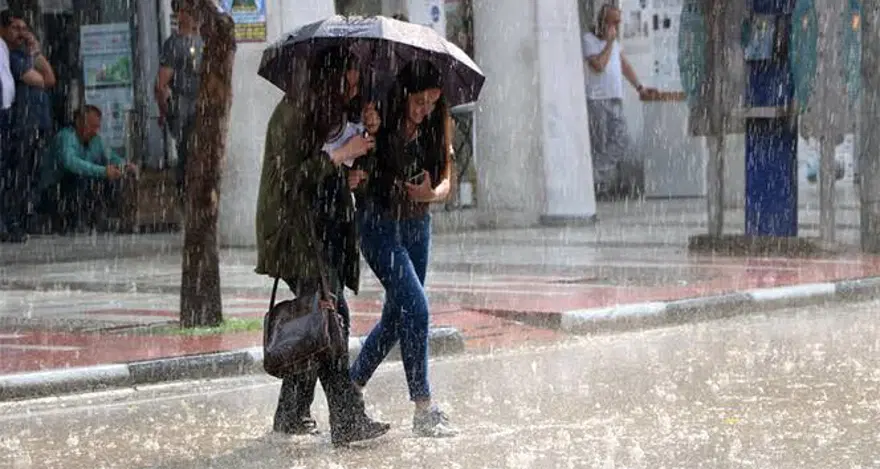 İstanbul'da yağmur bugün başlıyor, sıcaklık 8 derece düşecek! Trakya, Karadeniz ve İç Anadolu'da sel riski 6