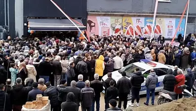 19 liralık fiyatı duyan koştu, cadde trafiğe kapandı