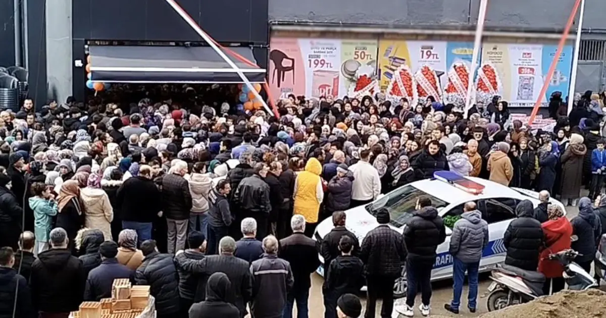 19 liralık fiyatı duyan koştu, cadde trafiğe kapandı