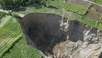 Endonezya'da aşırı yağışlar dev obruk oluşturdu