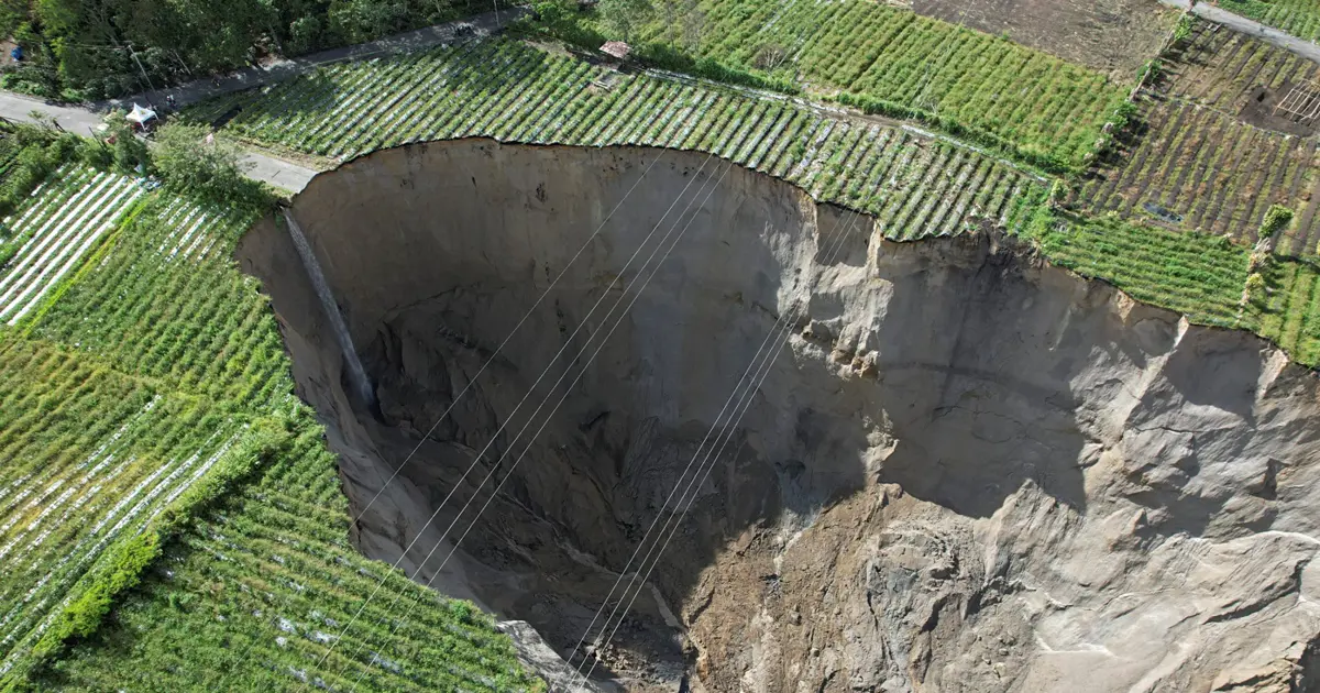 Endonezya'da aşırı yağışlar dev obruk oluşturdu