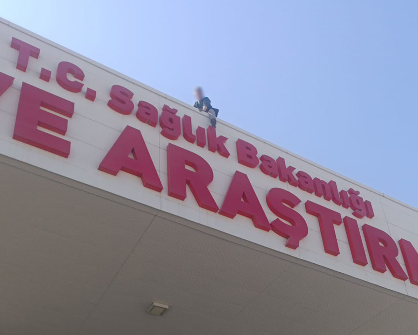 İntihar etmek için çıktığı çatıdan "Karpuz keselim gel" sözüyle indi