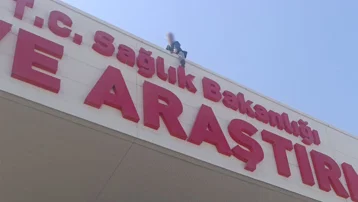 İntihar etmek için çıktığı çatıdan "Karpuz keselim gel" sözüyle indi