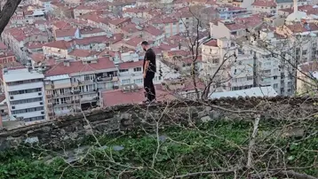 İntihar tehdidiyle surlara çıktı. Korku dolu anlarda saatler süren ikna çalışması