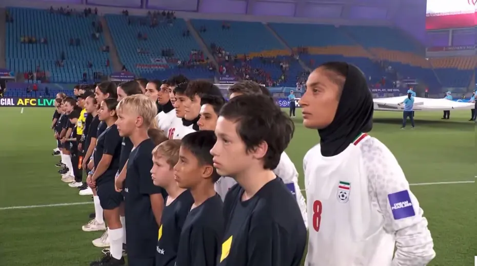 İranlı kadın futbolculardan milli marş boykotu