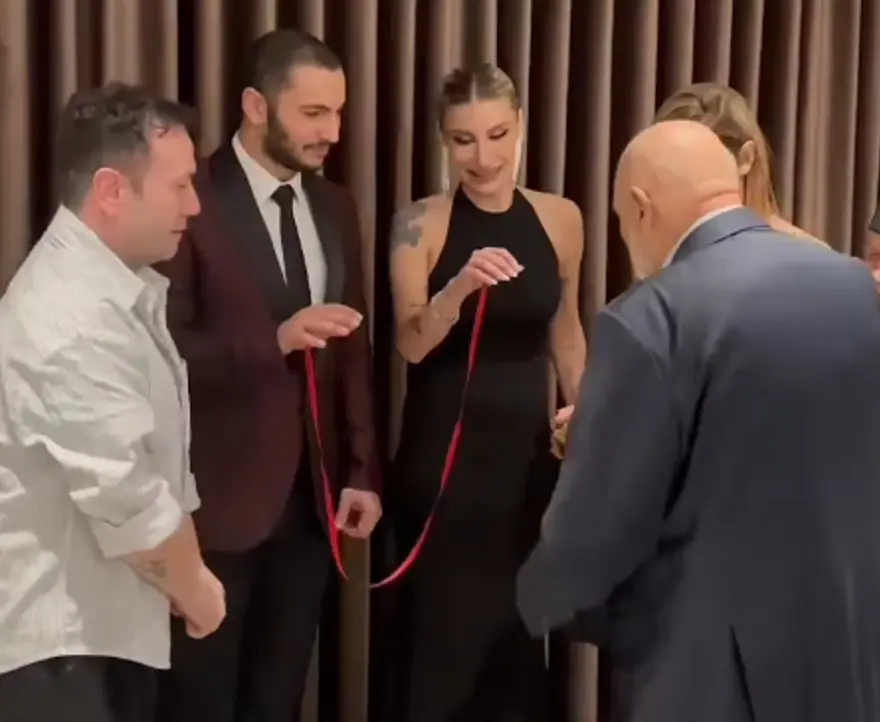 İrem Derici ile Melih Kunukcu nişanlandı. Mutlu günden ilk kareler 2