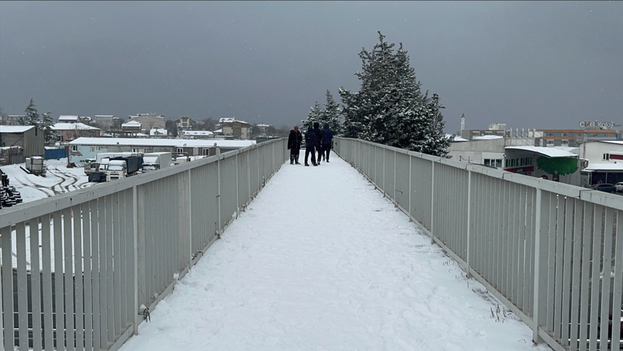 Kar geri döndü, bazı ilçeler beyaza büründü. İstanbul'da kar yağışı ne kadar sürecek?  3