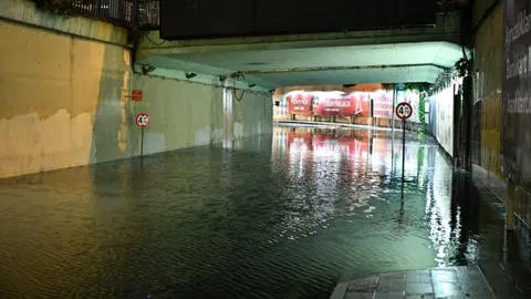 İstanbul'da kuvvetli yağış alarmı: Toprak kayması, çökme ve su baskınları yaşandı