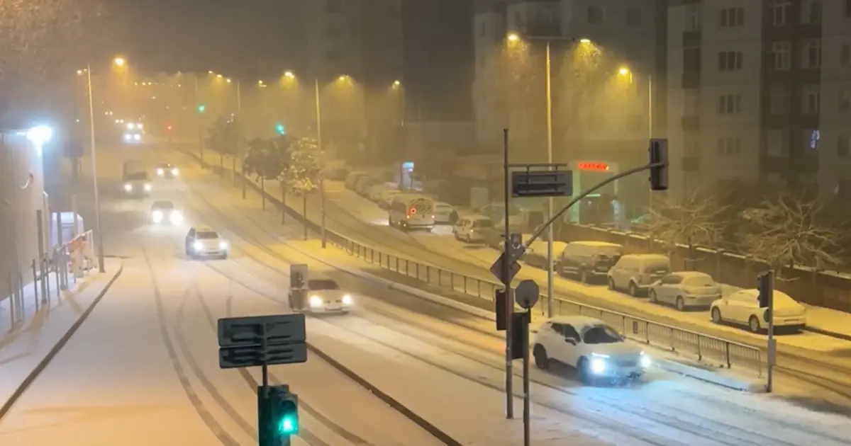 İstanbul'da kar aniden bastırdı, trafik durdu: Kar yağışı ne kadar sürecek?
