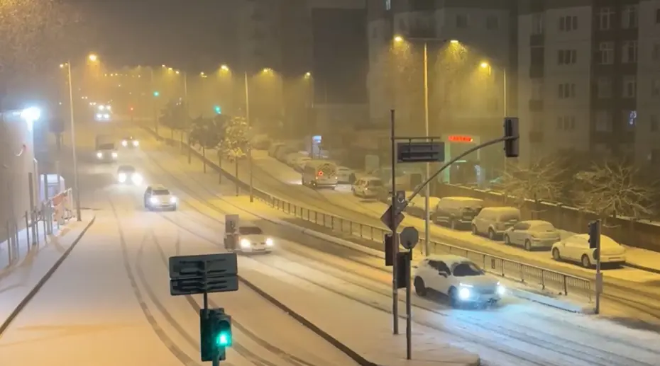 İstanbul'da kar aniden bastırdı, trafik durdu: Kar yağışı ne kadar sürecek?