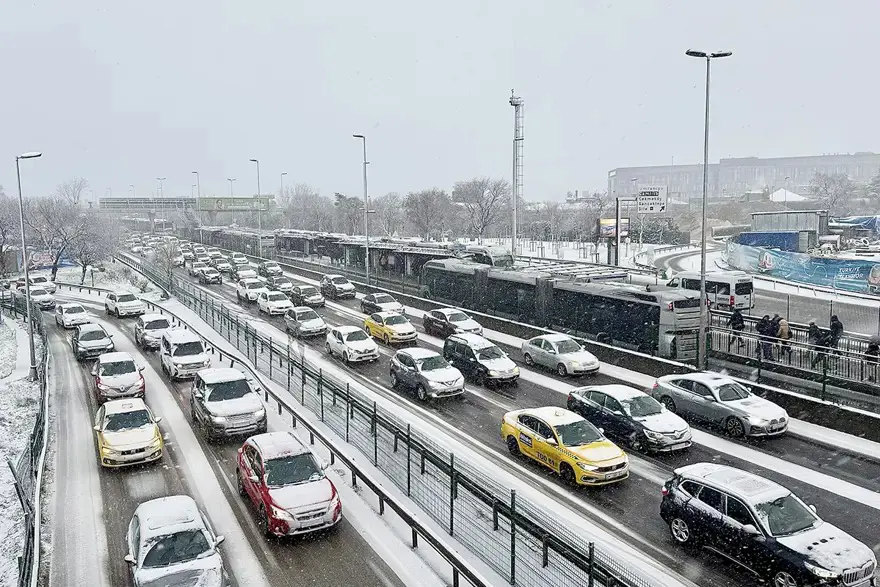 İstanbul'da kar yağışı sürecek mi? Bugün sabah saatlerine dikkat! İstanbul'da kar yağışı sürecek mi? Bugün sabah saatlerine dikkat!