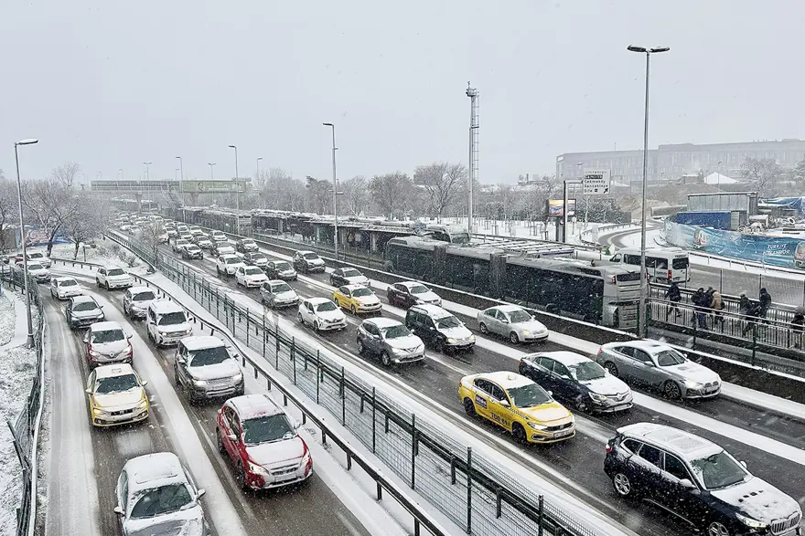 İSTANBUL'DA KAR YAĞIŞI NE KADAR SÜRECEK? 1