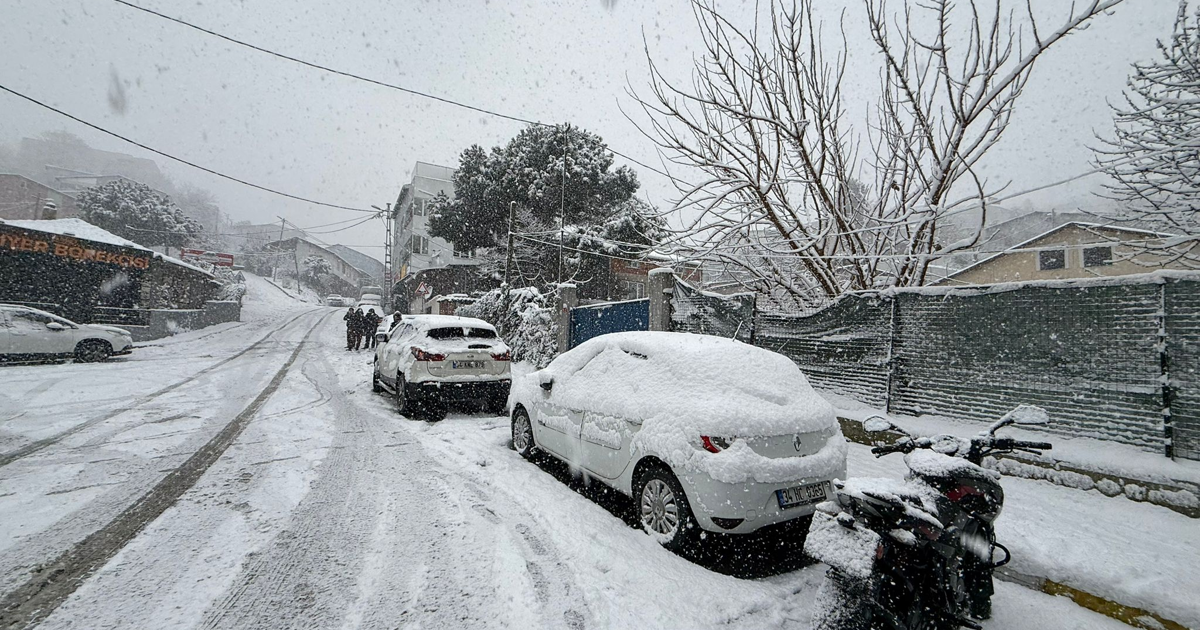 İstanbul'da lapa lapa kar yağışı. Kar yağışı ne zaman bitecek? AKOM saat verdi