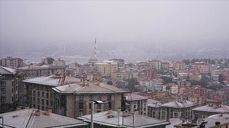 İstanbul'da hava sıcaklığı saat saat düşecek. Dikkat! Sulu kar yağışı bekleniyor