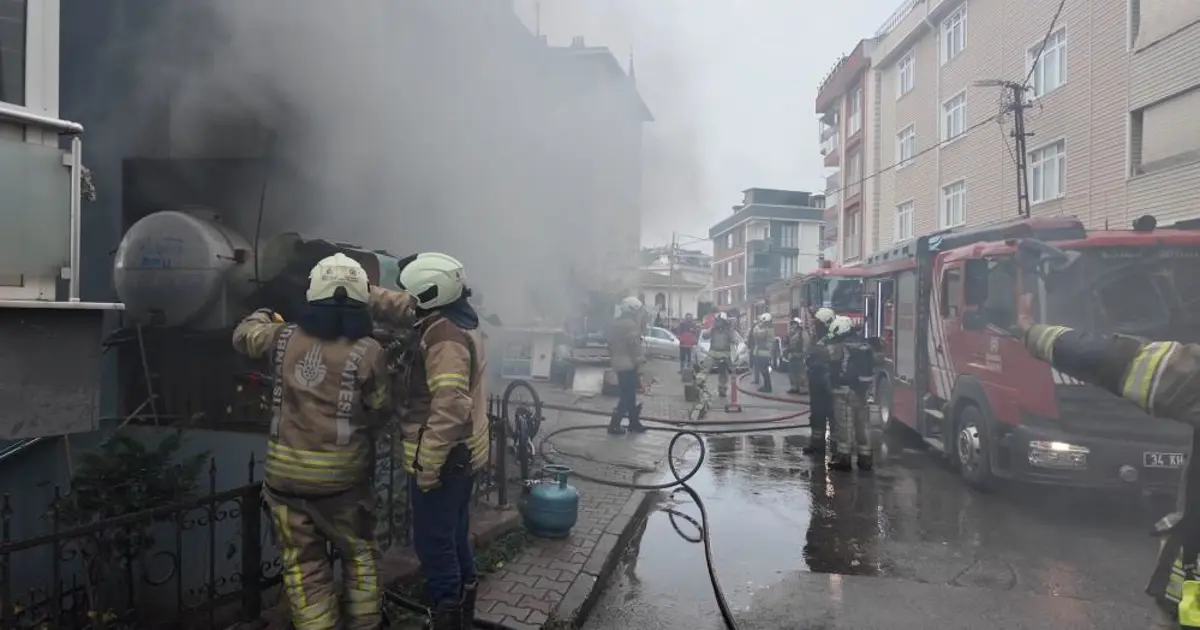 İstanbul'da 3 katlı binada yangın paniği