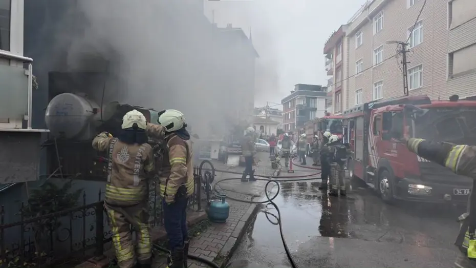 İstanbul'da 3 katlı binada yangın paniği